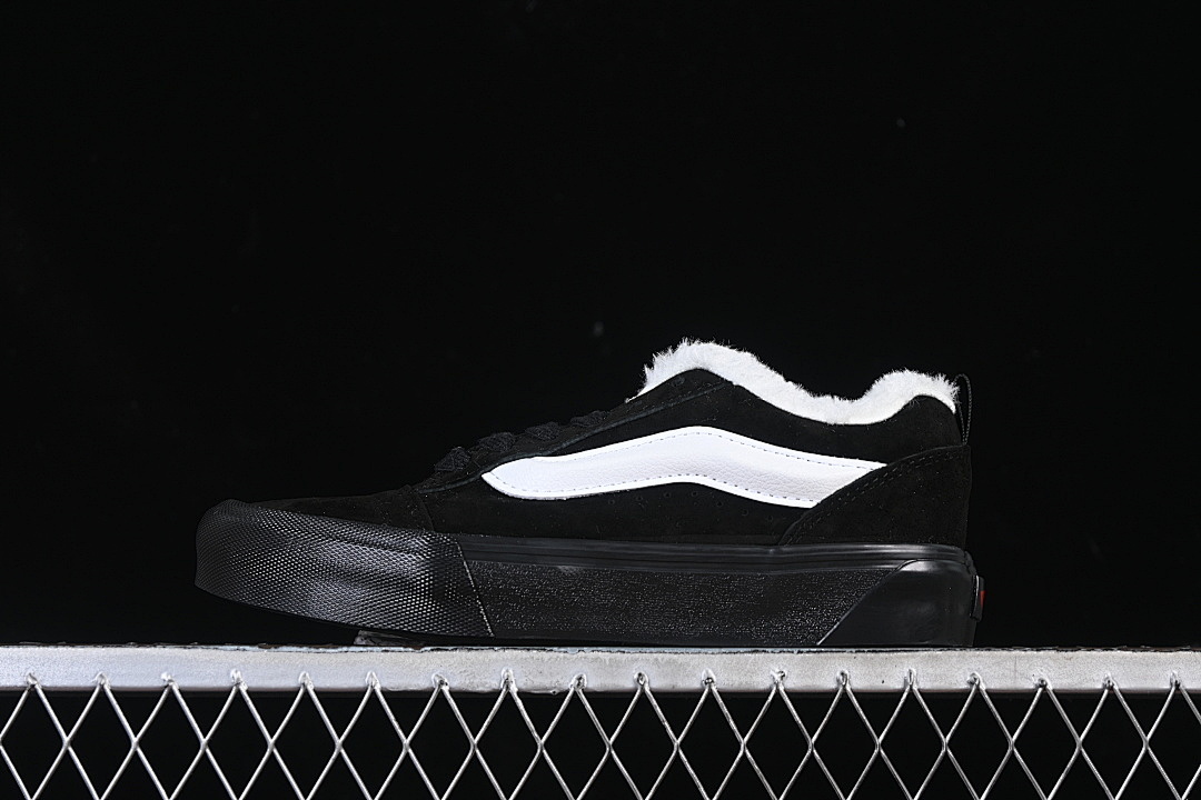 LOW TOP CASUAL SKATE SHOES BLACK/WHITE · VN0009QCBMA, photo 1
