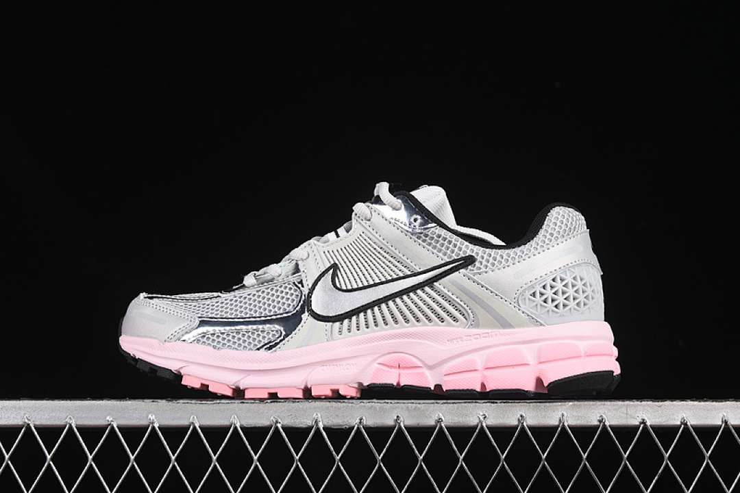 Nike Nike ZOOM VOMERO 5 METALLIC SILVER/PURE PLATINUM/PINK FOAM/PLATINUM TINT/BLACK · HF1877-001, photo 1