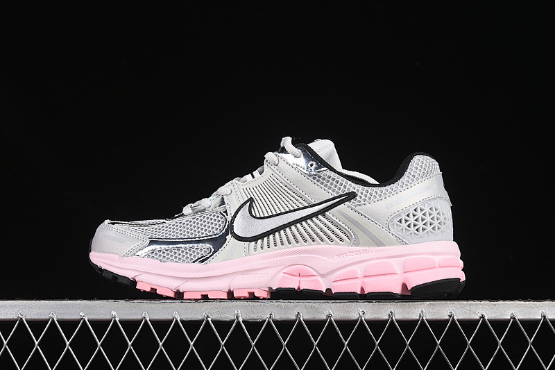 Nike Nike ZOOM VOMERO 5 METALLIC SILVER/PURE PLATINUM/PINK FOAM/PLATINUM TINT/BLACK · HF1877-001, photo 1
