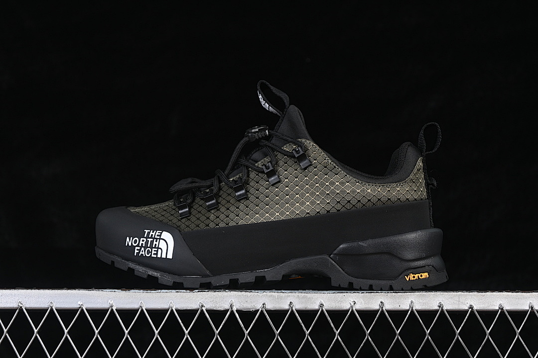 The North Face [NFA817B8OR-080]-[THE NORTH FACE GLENCLYFFE LOW GOLD/BLACK]-[WOMAN:39]-[MAN:40-45], photo 1