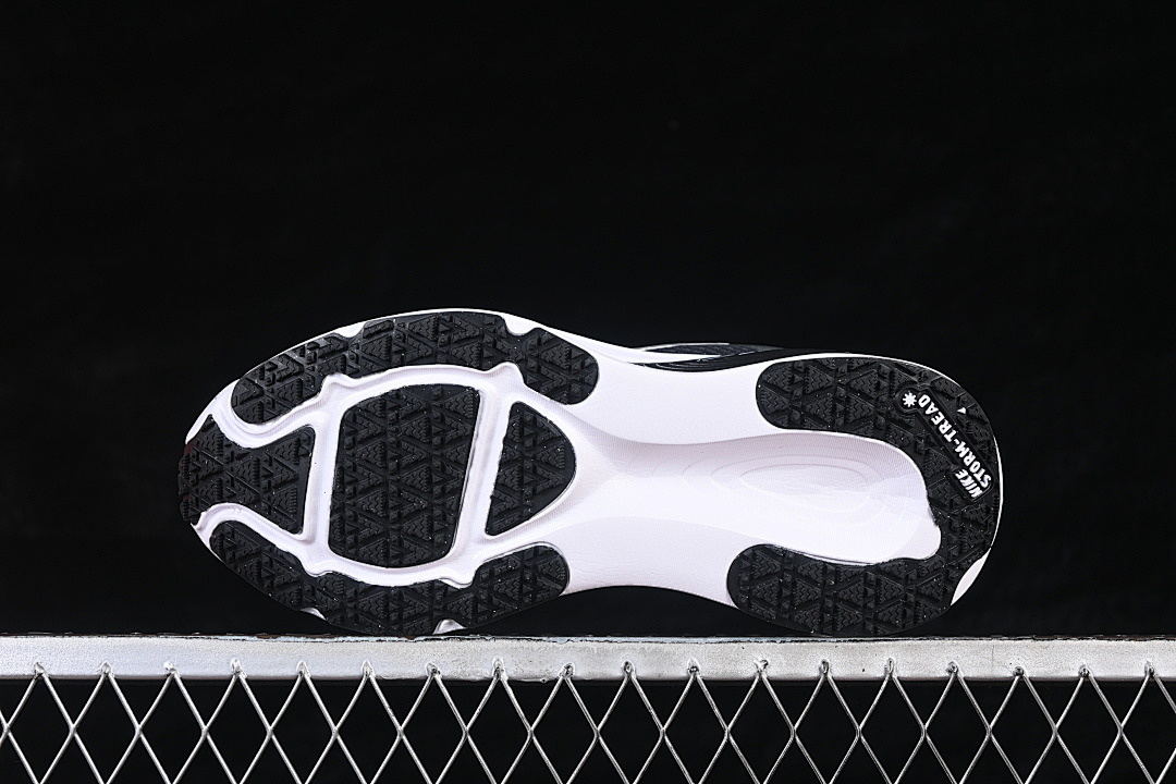 Nike [HQ7001-002]-[VOMERO 18 GORE-TEX BLACK/WHITE/METALLIC SILVER]-[WOMAN:36-39]-[MAN:40-46] - Image 15