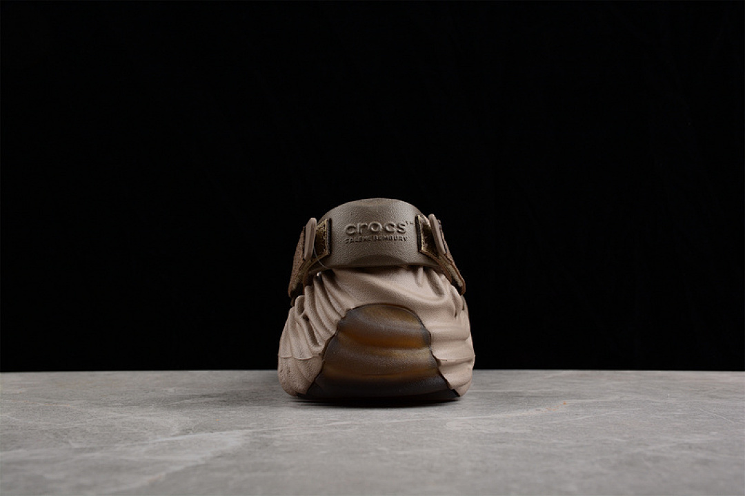 Crocs [SALEHE BEMBURY X CROCS POLLE CLOG KHAKI/CROCS KHAKI]-[UNISEX SIZE:36-47] - Image 10