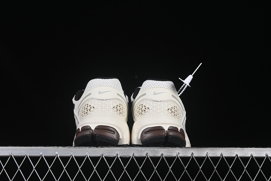 Nike [FJ2028-001]-[AIR ZOOM VOMERO 5 PHANTOM/METALLIC PLATINUM/LIGHT IRON ORE]-[WOMAN:36-40] - Image 14