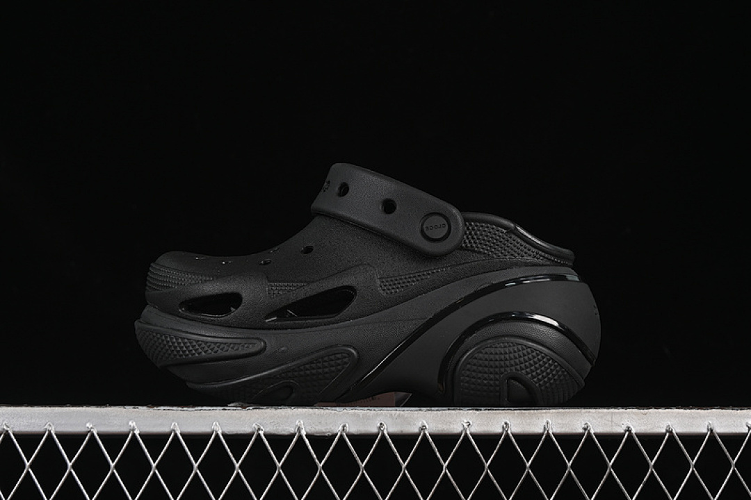Crocs [CROCS BUBBLE CRUSH REFLECTOR CLASSIC SIMPLE CASUAL BEACH HOLE SLIPPERS SANDALS BLACK]-[34-40] - Image 2