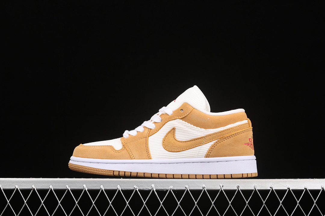 Jordan [DH7820-700]-[AIR JORDAN 1 LOW WHITE/KHAKI/RED]-[WOMAN:36-40], photo 1