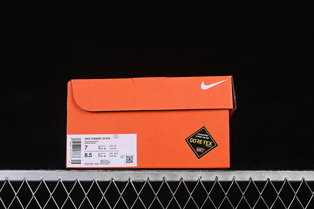 Nike [HQ7001-002]-[VOMERO 18 GORE-TEX BLACK/WHITE/METALLIC SILVER]-[WOMAN:36-39]-[MAN:40-46] - Image 12