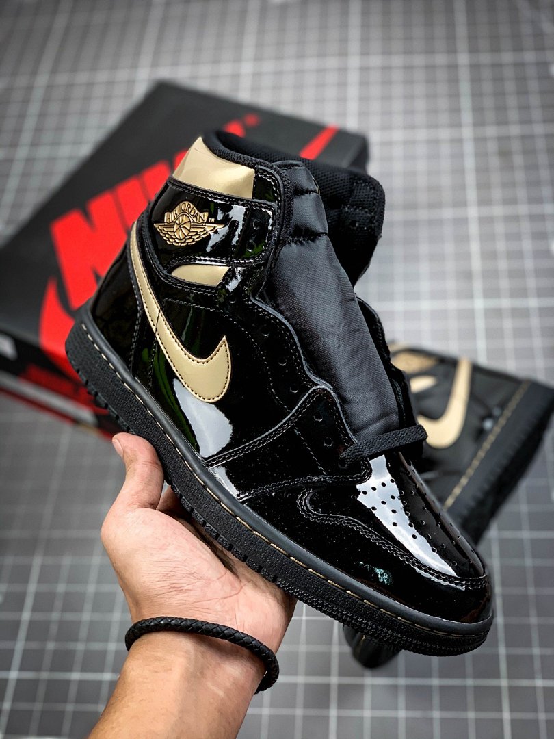 Jordan [555088-032]-[AIR JORDAN 1 HIGH OG BLACK/BLACK-METALLIC GOLD]-[MAN:40-47.5], photo 1
