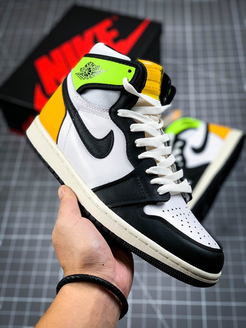 Jordan AIR Jordan 1 RETRO HIGH OG WHITE/VOLT/UNIVERSITY GOLD/BLACK · 555088-118, photo 1