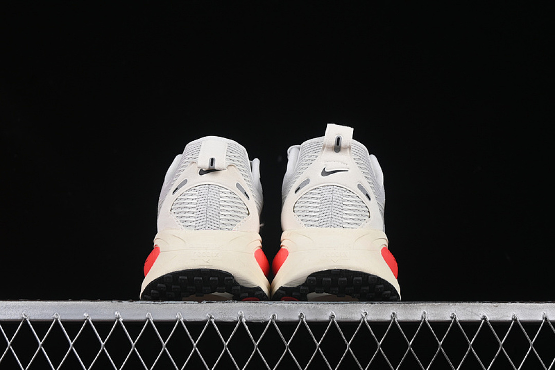 Nike [HM6803-001]-[AIR ZOOM VOMERO 18 PLATINUM TINT/SIREN RED/LIGHT SMOKE GREY/METALLIC PEWTER] - Image 13