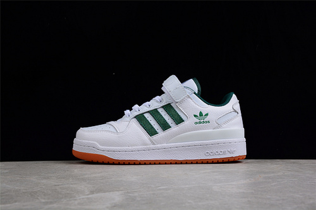 FORUM LOW SHOES CLOUD WHITE/COLLEGIATE GREEN/GUM · AQ1261, photo 1