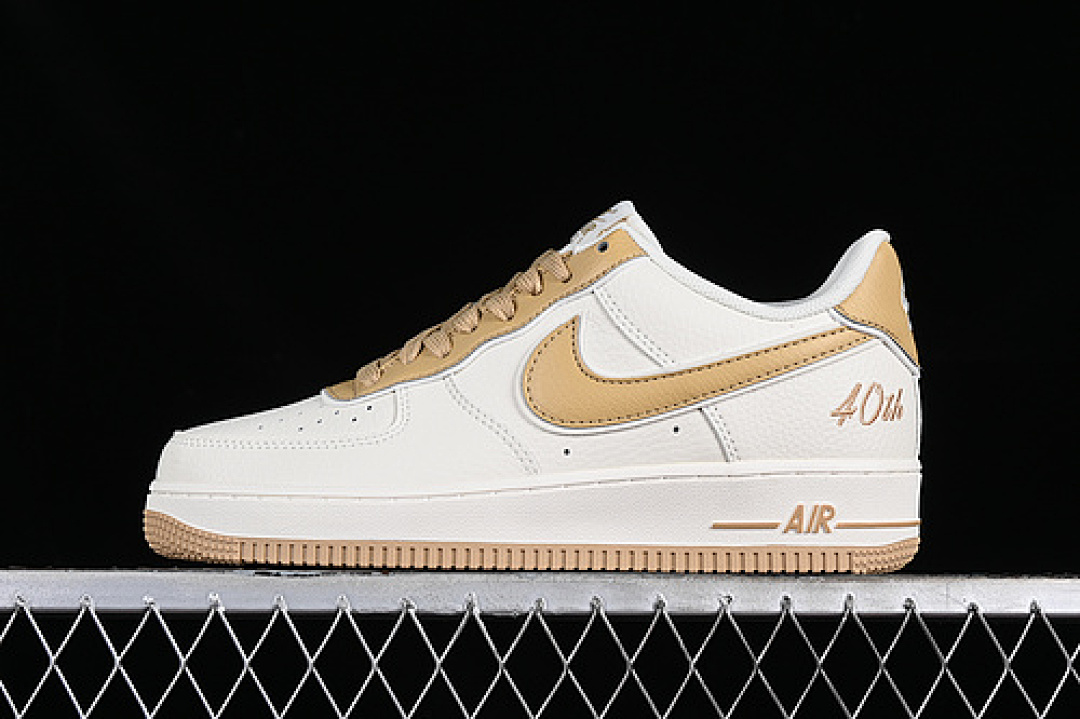 Nike Nike AIR FORCE 1 07 LOW 40TH OFF WHITE/GOLD · JF1983-559, photo 1