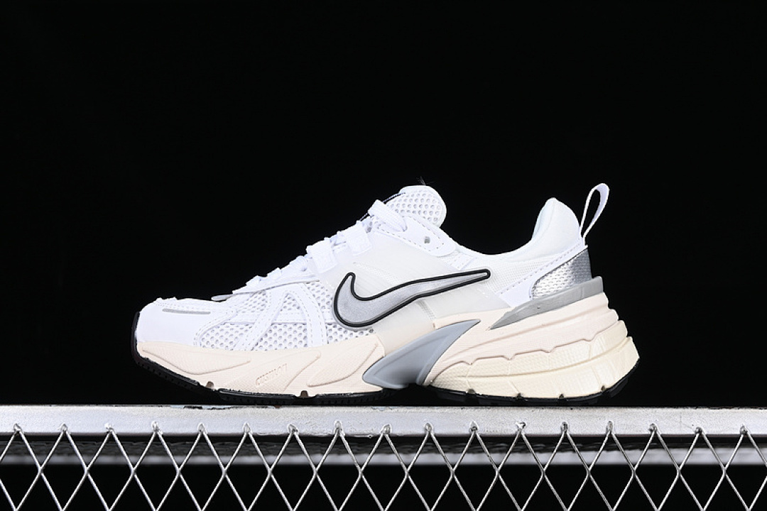 Unbranded [FD0736-107]-[V2K RUNTEKK 3XL WHITE/BEIGE/SILVER]-[WOMAN:36-39]-[MAN:40-45], photo 1
