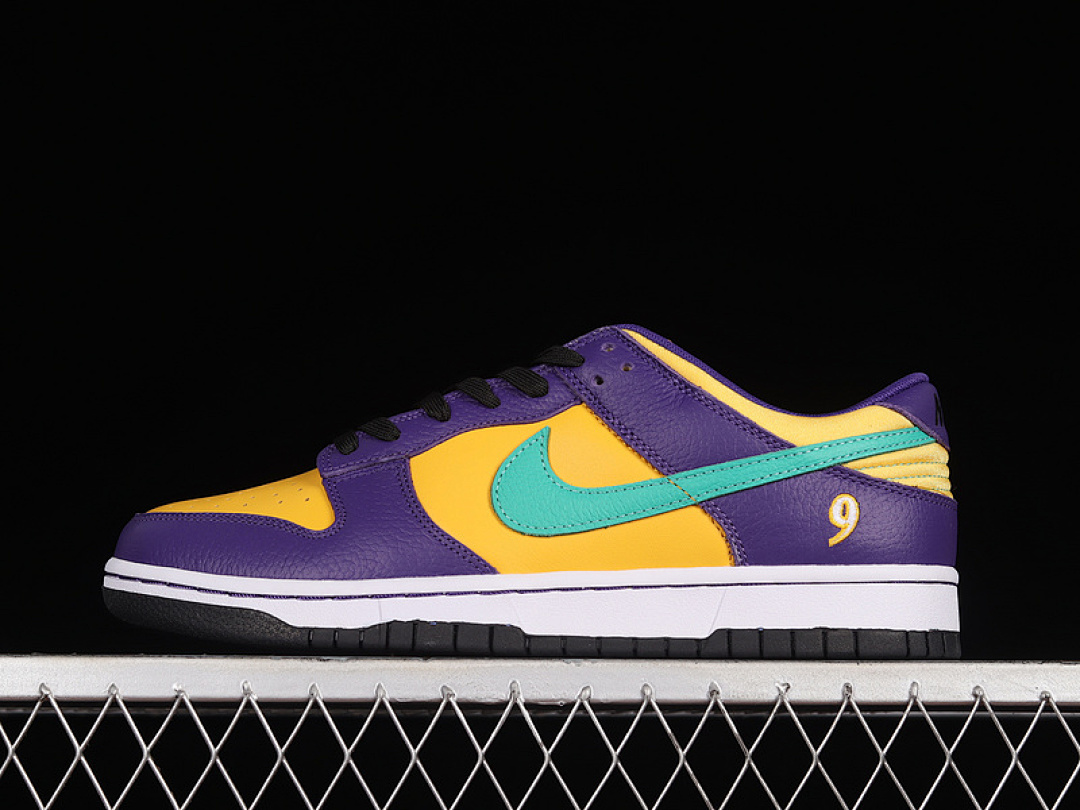 Purple Nike DUNK LOW LX LISA LESLIE COURT PURPLE/CLEAR EMERALD · DO9581-500, photo 1