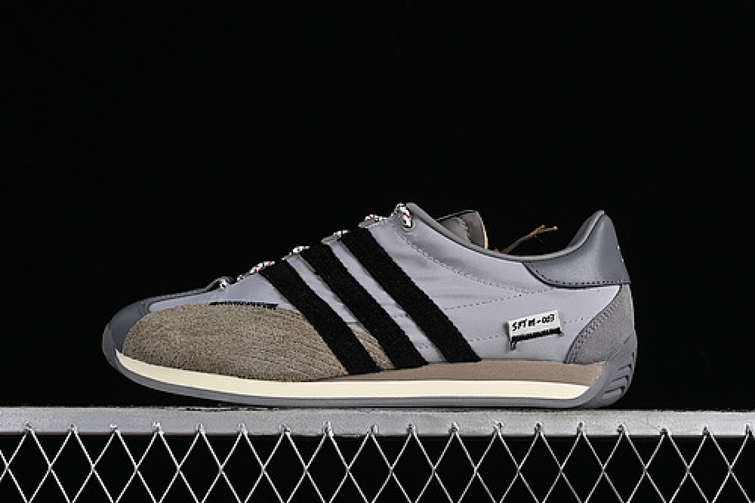 SONG FOR THE MUTE COUNTRY OG GREY TWO/CORE BLACK/GREY FOUR · IH7519, photo 1