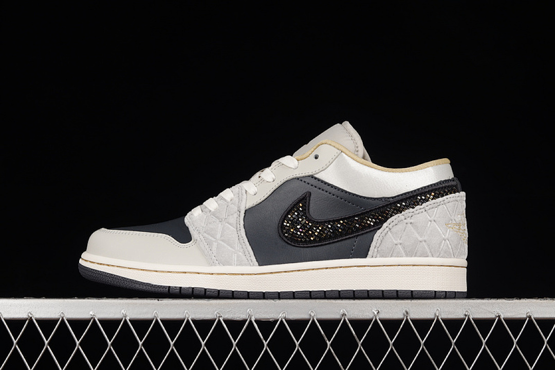 Jordan AIR Jordan 1 LOW SE BEADED SWOOSH ANTHRACITE/LIGHT BONE/WOLF GREY/GOLD · DV1762-001, photo 1