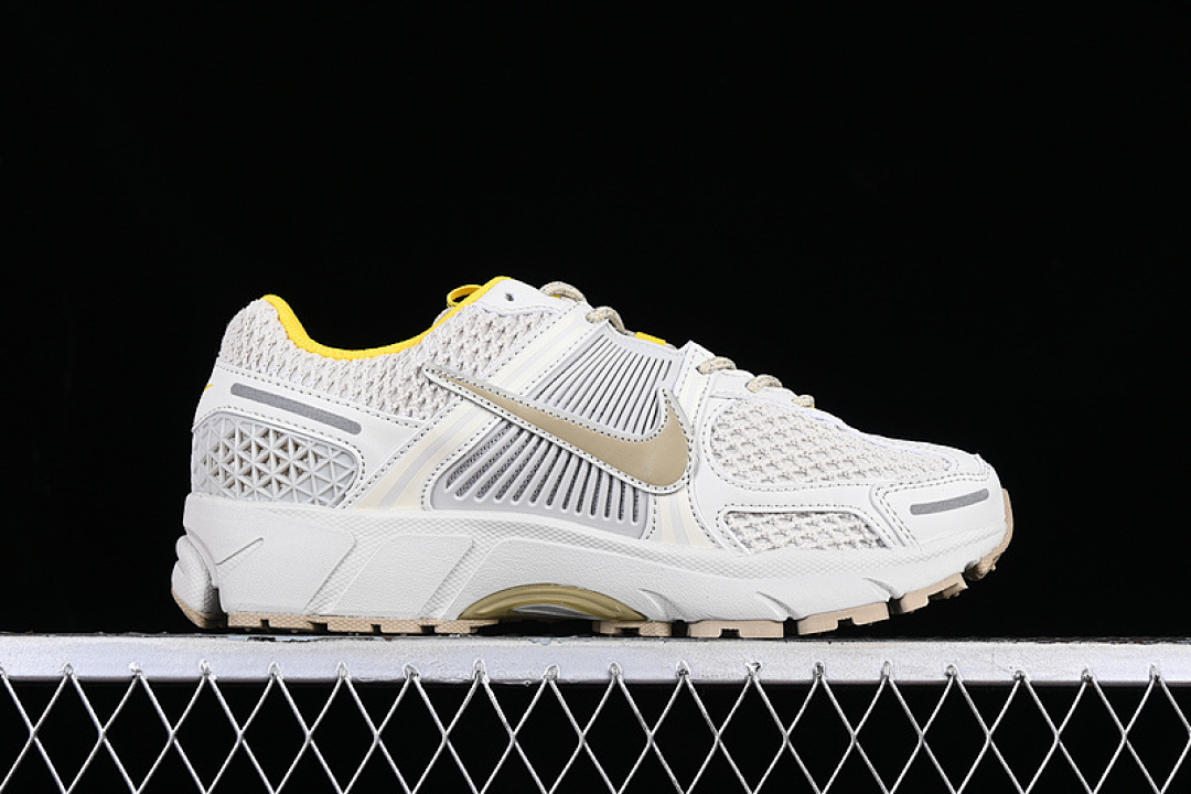 Nike [FJ7694-020]-[AIR ZOOM VOMERO 5 SP LIGHT BONE/SAIL/UNIVERSITY GOLD]-[WOMAN:36-39]-[MAN:40 - Image 15