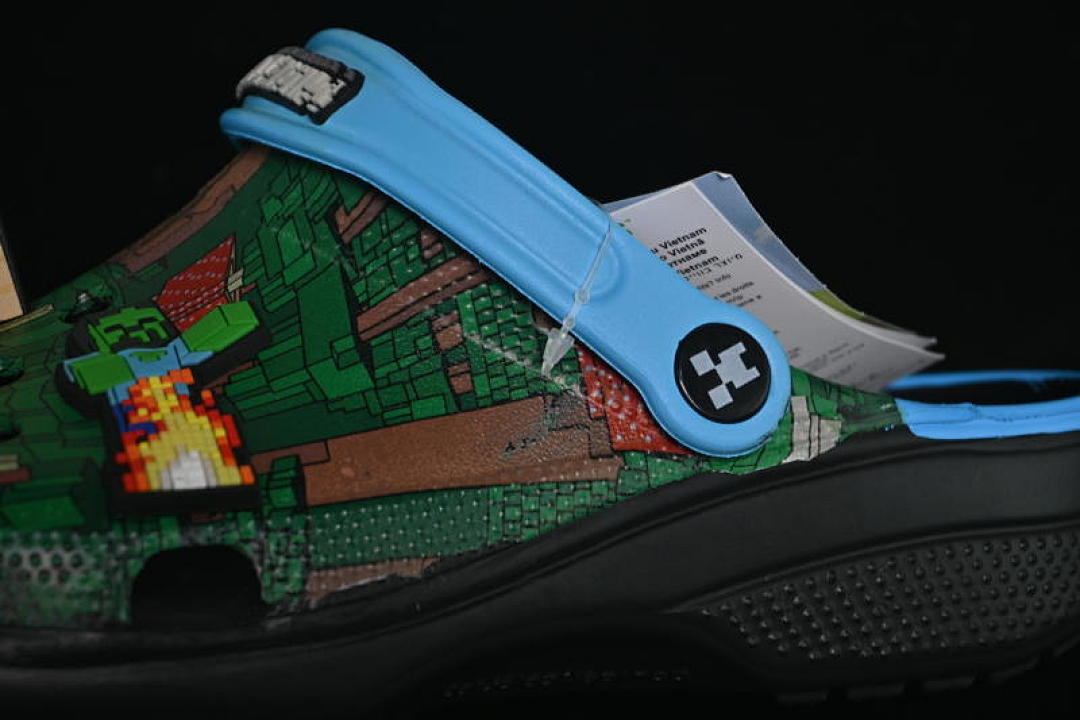Crocs [MINECRAFT X CROCS CLASSIC CLOG BLACK/GREEN/BLUE]-[WOMAN:36-39]-[MAN:40-46] - Image 5