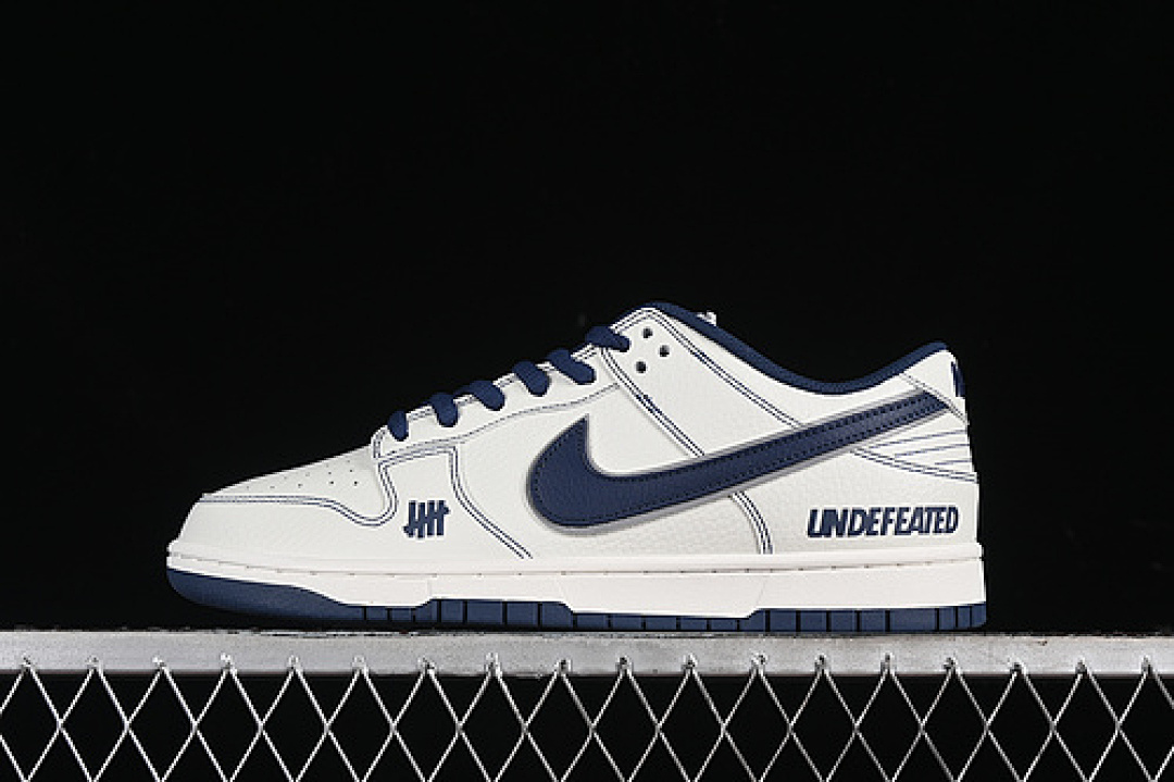 Undefeated Nike SB DUNK LOW X UNDEFEATED WHITE/BLUE · UN1697-611, photo 1