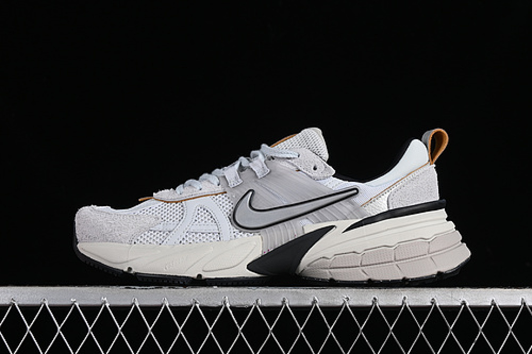 V2K RUNTEKK RUN PURE PLATINUM/PLATINUM TINT/LIGHT BONE/CHROME · FN6703-002, photo 1