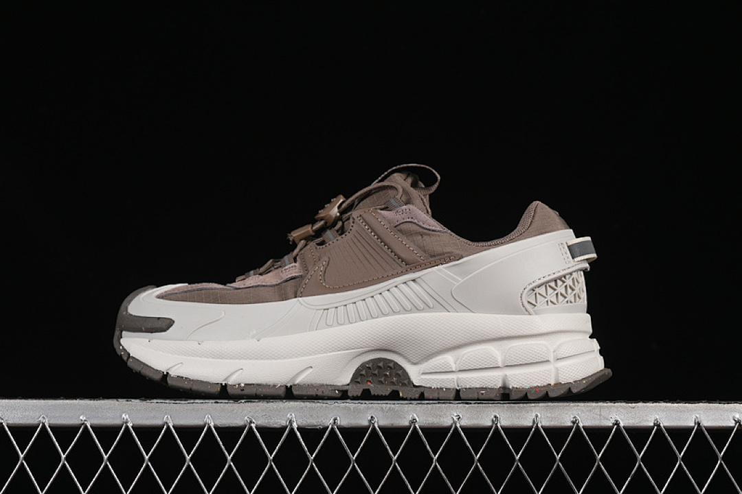 Nike [HQ2181-006]-[ZOOM VOMERO ROAM LIGHT BONE/COURT PURPLE/GUM DARK BROWN/MINK BROWN]-[36-45] - Image 2
