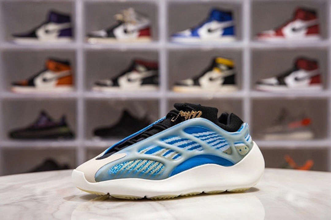 Adidas Adidas H12 YEEZY BOOST 700 V3 ARZARETH ARZARETH/ARZARETH/ARZARETH · G54850, photo 1