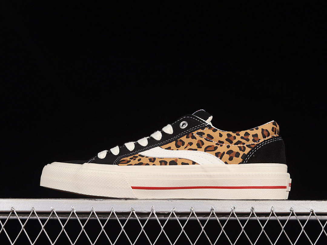 On Running [VISION X ODD CIRKUS ASTLEY PRO LOW LEOPARD PRINT/BLACK/WHITE]-[WOMAN:35-39]-[MAN:40-44], photo 1