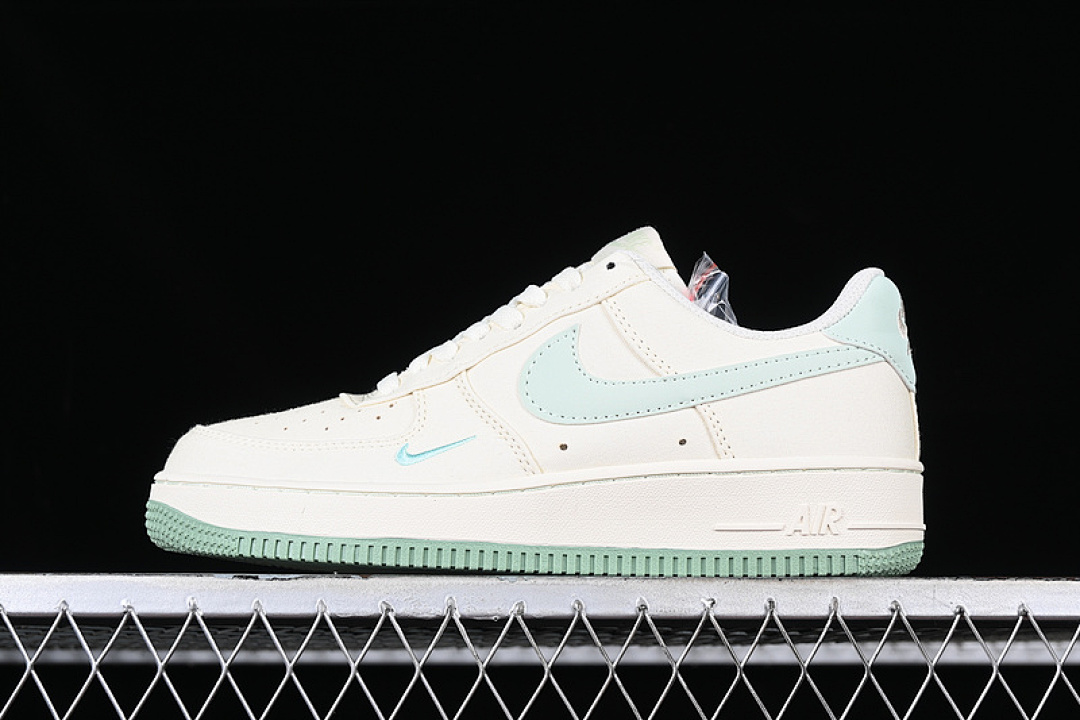 Nike Nike AIR FORCE 1 07 LOW GREEN/BEIGE · ME0112-555, photo 1