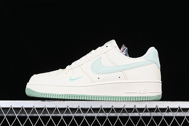 Nike Nike AIR FORCE 1 07 LOW GREEN/BEIGE · ME0112-555, photo 1