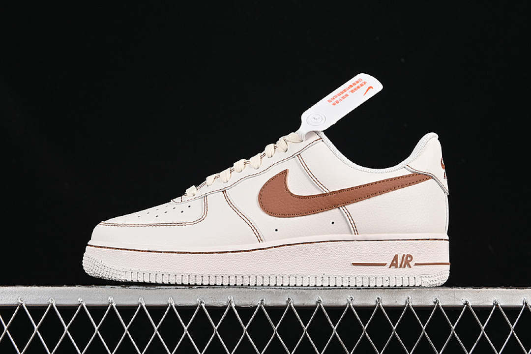 Nike Nike AIR FORCE 1 07 LOW BROWN/WHITE · HQ2037-101, photo 1