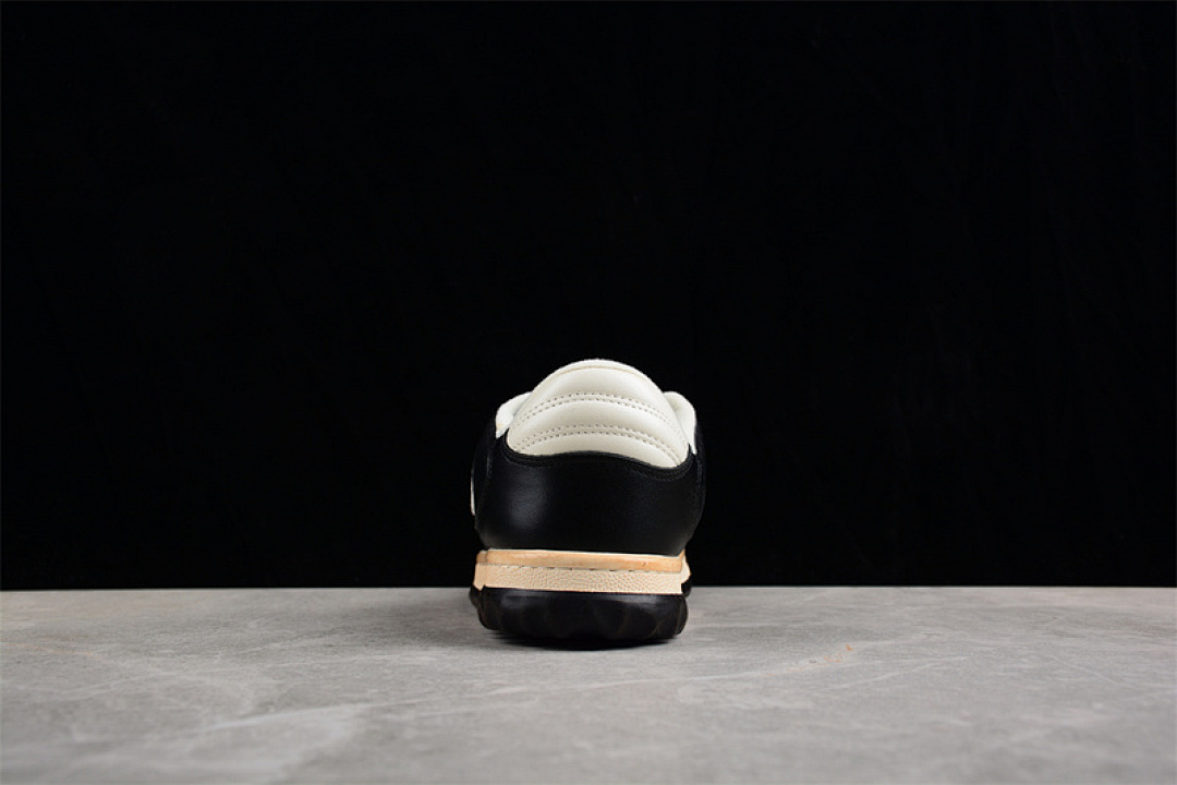 Gucci [MAC80]-[GU*CCI THROWS IT BACK WITH THE RETRO-INSPIRED WHITE/BLACK]-[WOMAN:35-39]-[MAN:40-44] - Image 11