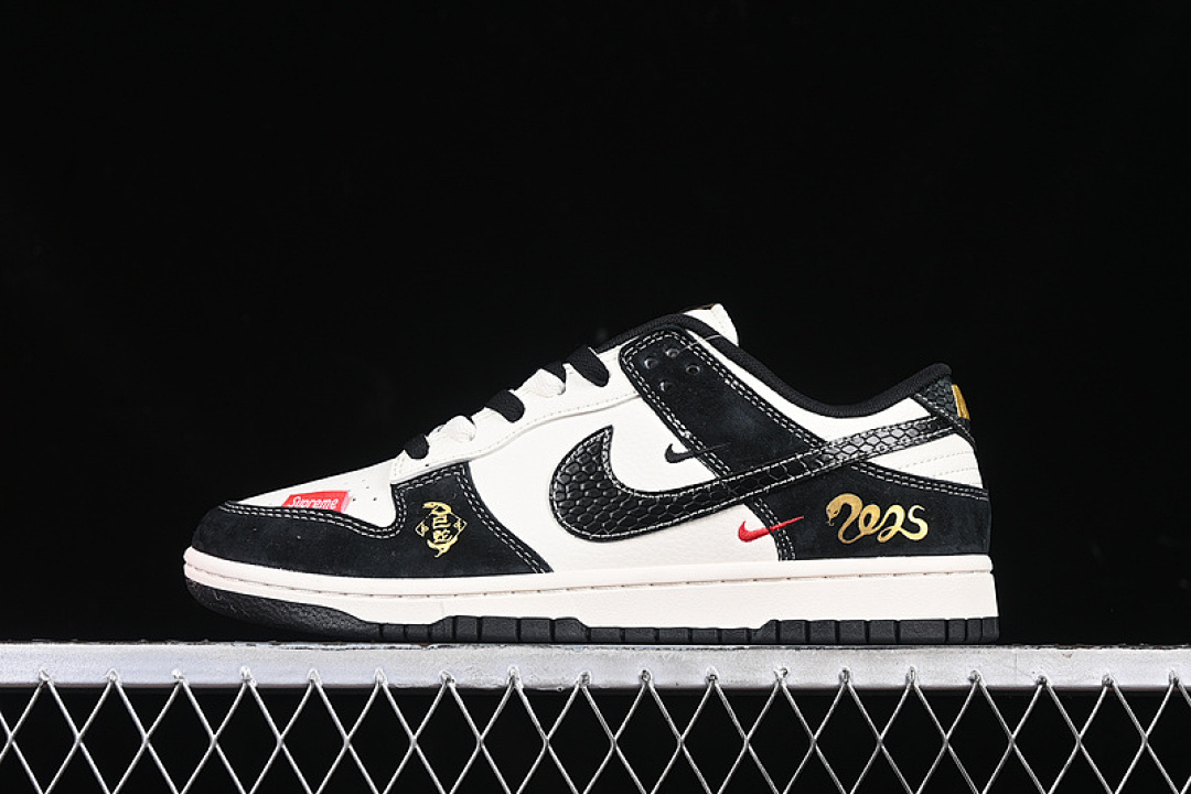 Supreme [XS1086-016]-[SB DUNK LOW SUPREME WHITE/BLACK/GOLD]-[WOMAN:36-39]-[MAN:40-45], photo 1