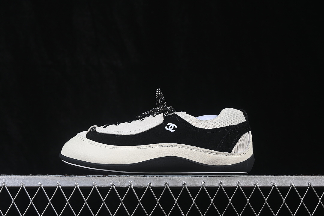 Chanel Chanel 26A RETRO COLOR BLOCKED CASUAL LIFE SHOES BLACK/WHITE · G47413, photo 1
