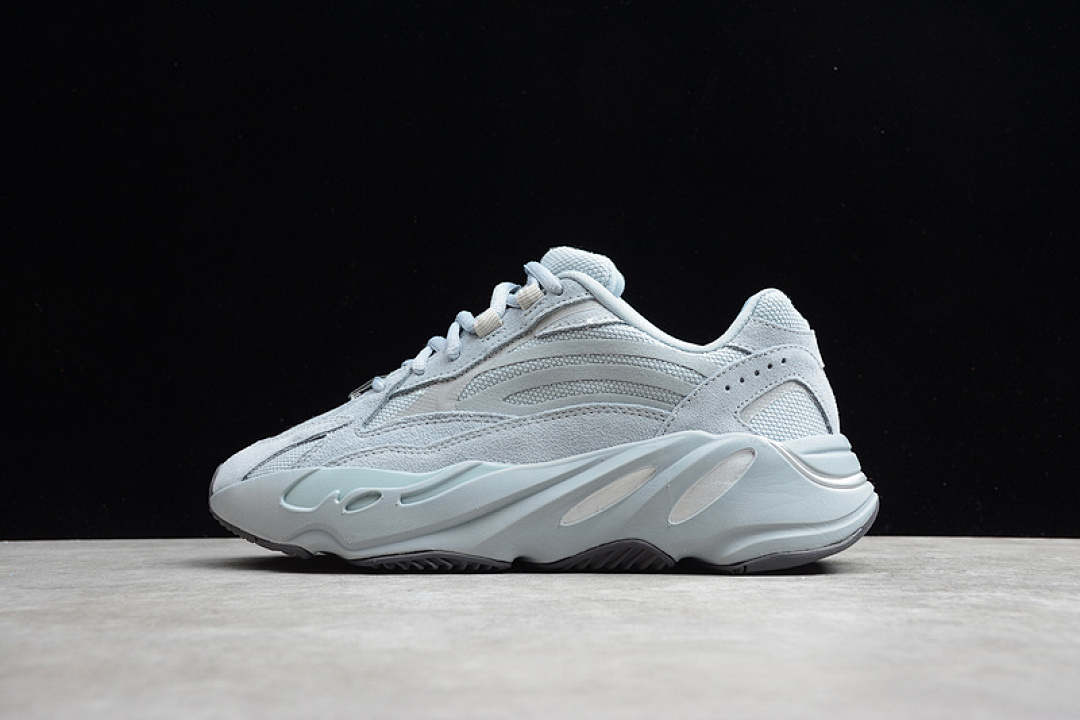 Adidas Adidas YEEZY BOOST 700 V2 HOSPITAL BLUE/GREY · FV8424, photo 1