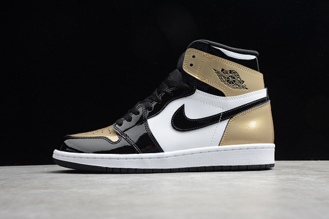 Jordan [861428-007]-[ST AIR JORDAN RETRO 1 HIGH OG NRG BLACK/METALLIC GOLD/WHITE], photo 1