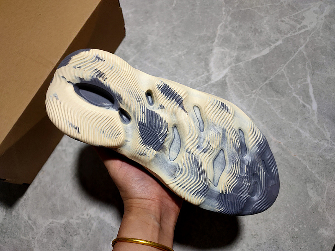 Adidas [KANYE WEST X YEEZY FOAM RUNNER SLIDE GREY/GREY/WHITE]-[UNISEX:37-48.5] - Image 3