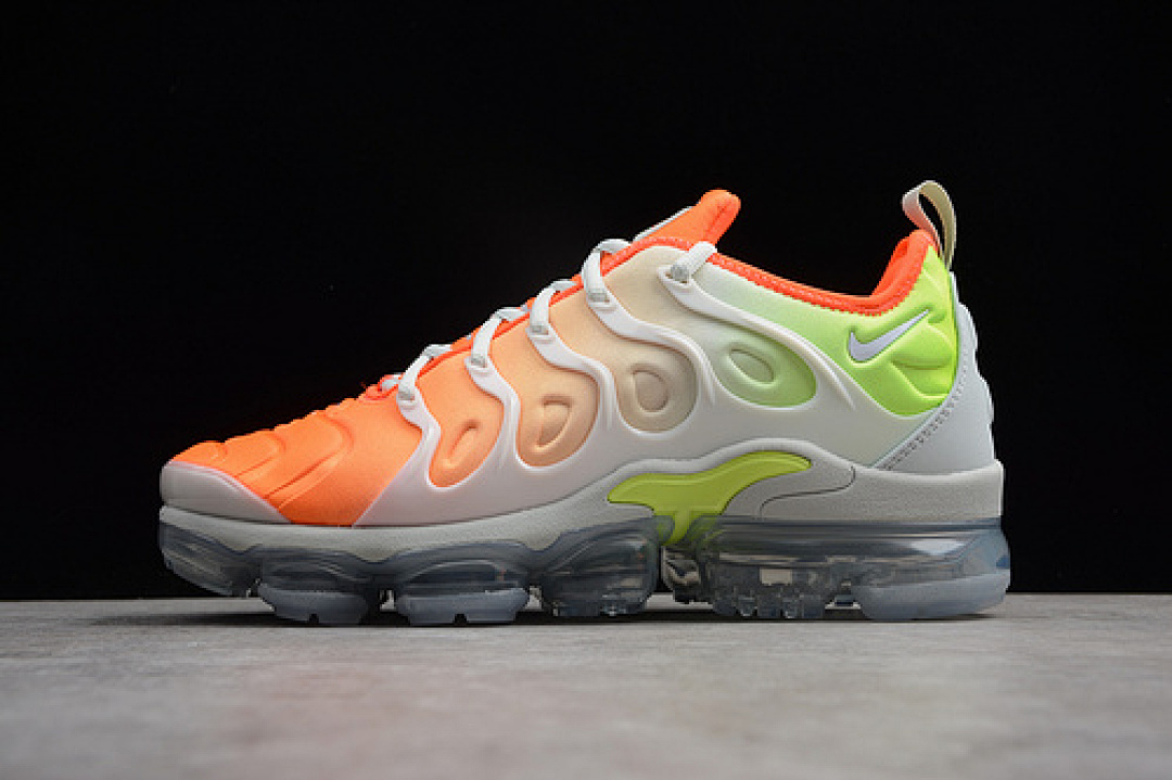 VAPORMAX PLUS REVERSE SUNSET BARELY GREY/TOTAL CRIMSON-VOLT-WHI · AO4550-003, photo 1