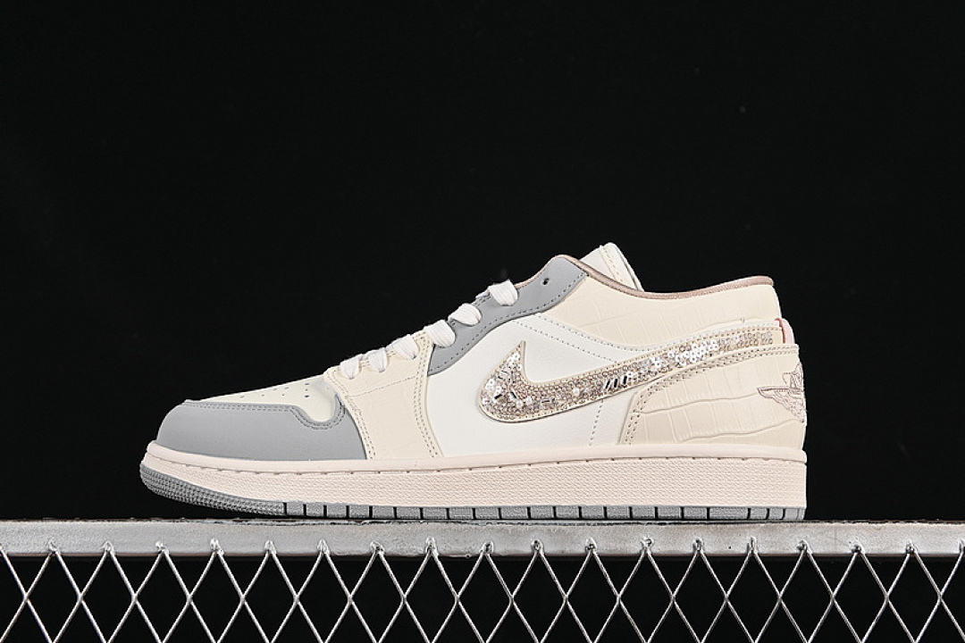 Jordan AIR Jordan 1 LOW WHITE/GREY · IH7323-100, photo 1