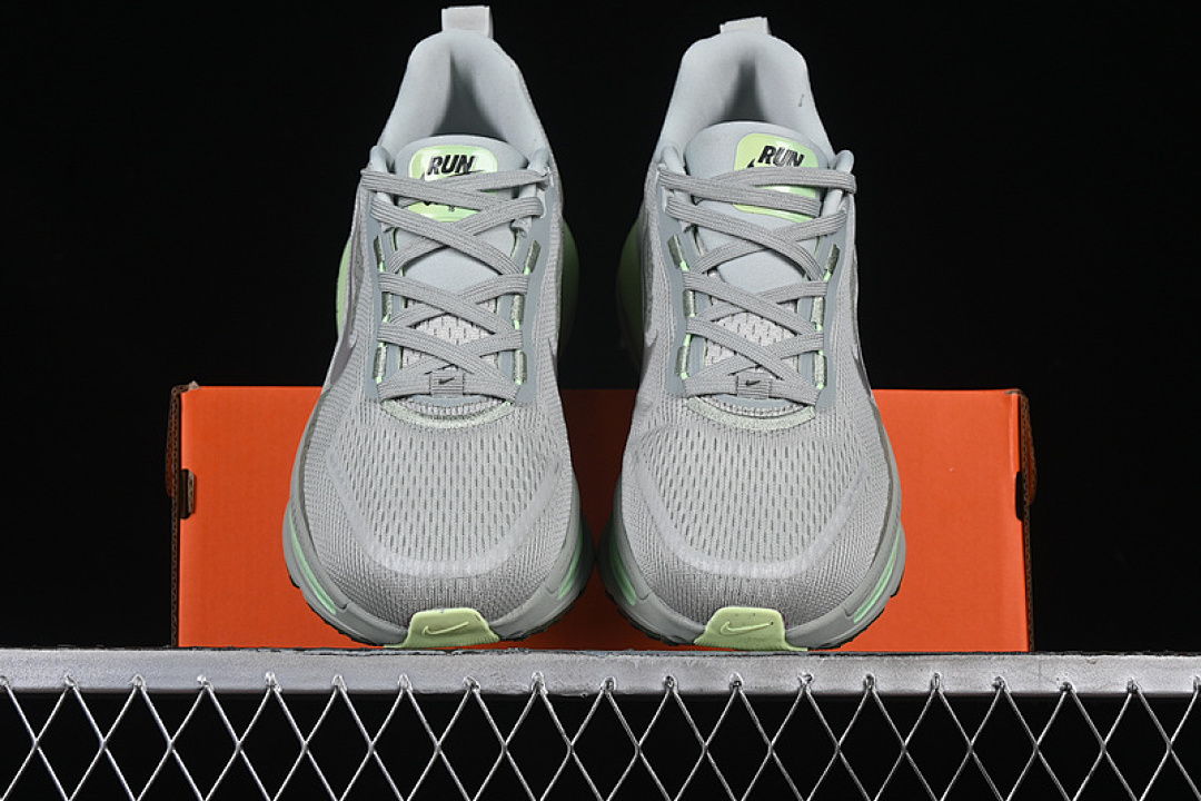 Nike [HM6803-002]-[AIR ZOOM VOMERO 18 LIGHT SILVER/BARELY VOLT/DUSTY OLIVE/COLLEGE GREY]-[36-46] - Image 13