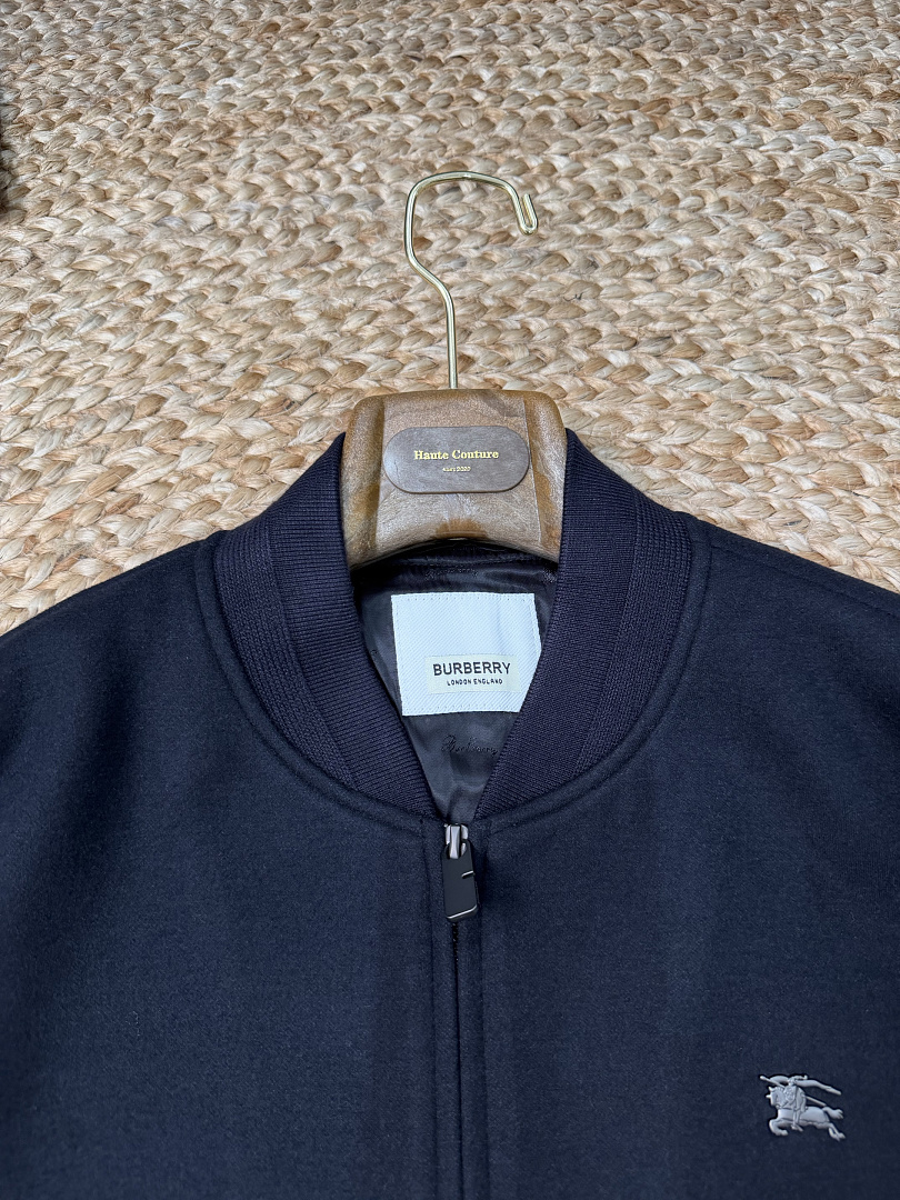 On Running Jacket Price:549 Pants 309 5191−8L - Image 11