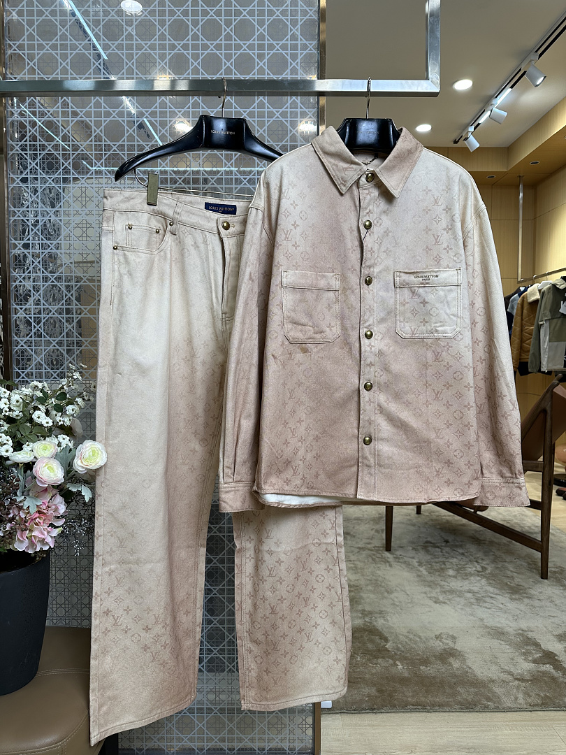 Unbranded Price:Jacket: 289 Pants: 269 529−8L