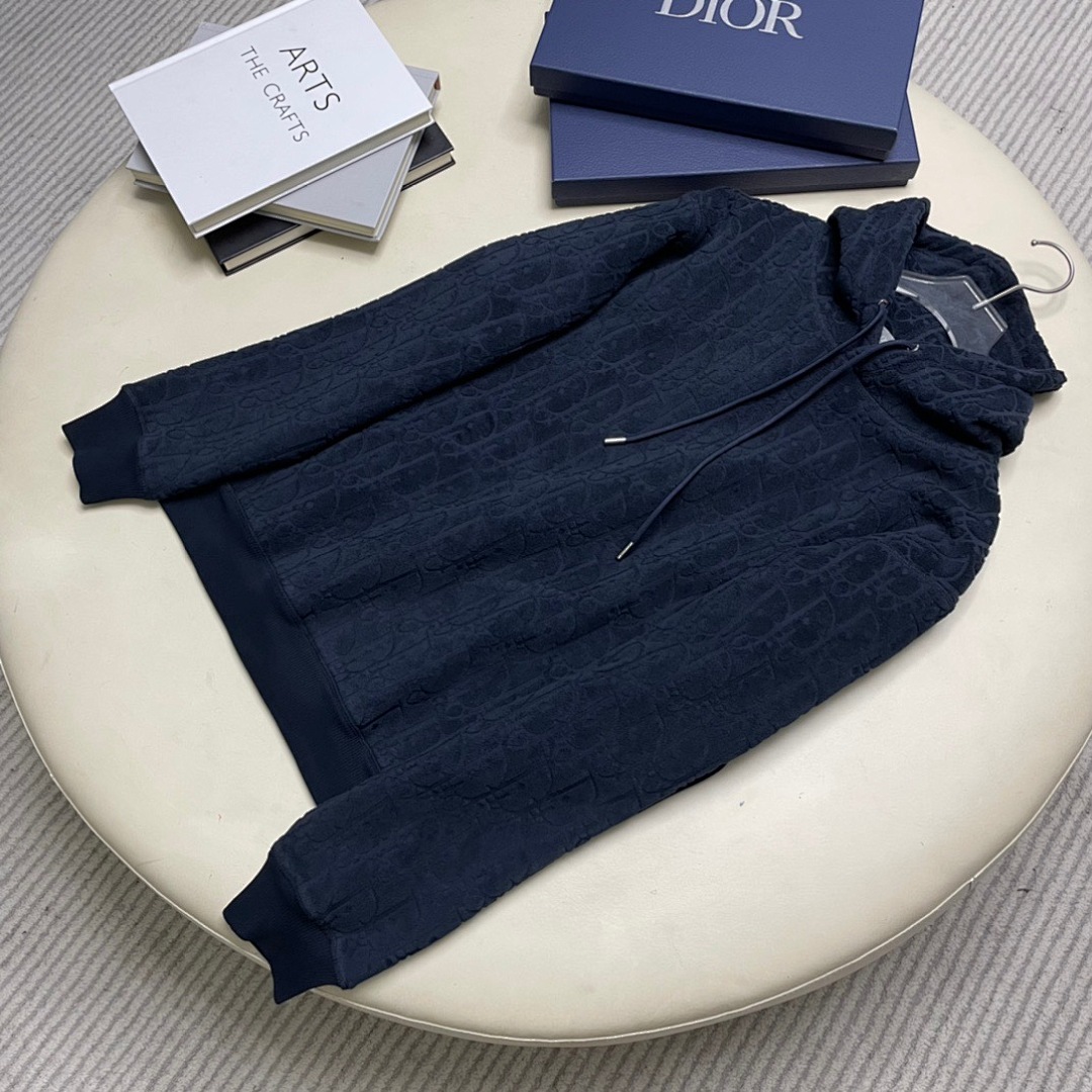 Dior Yuan Towel. 546−17L