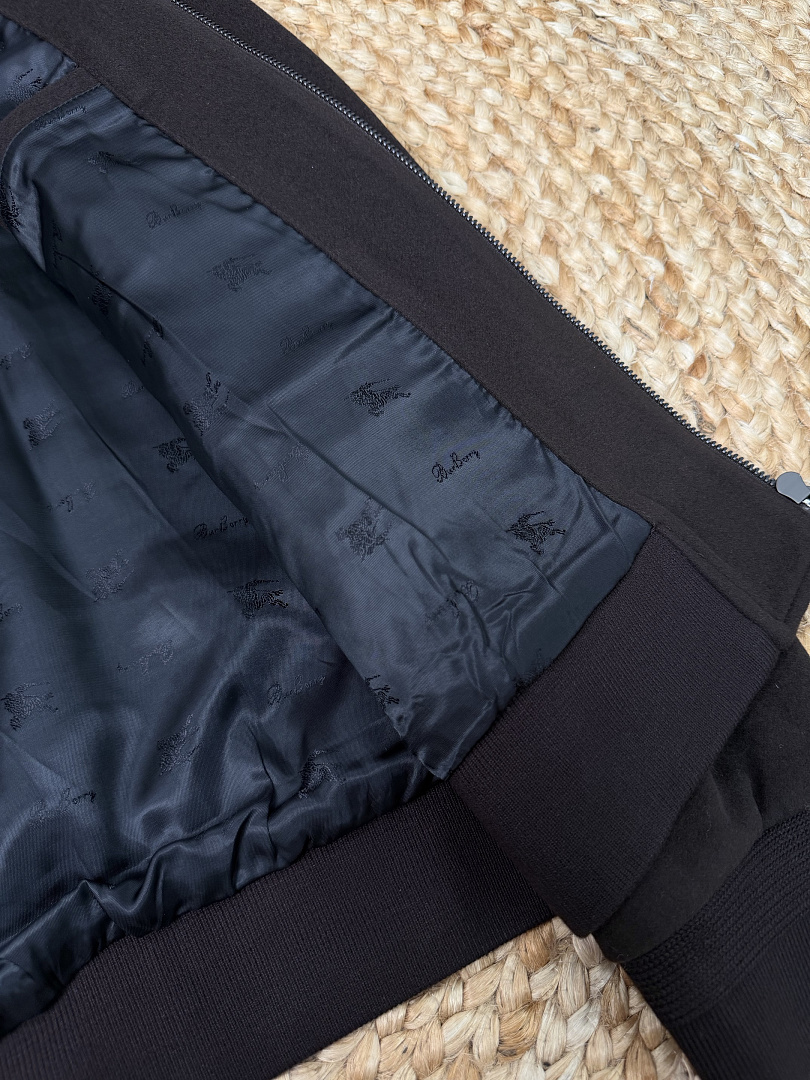 On Running Jacket Price:549 Pants 309 5191−8L - Image 31