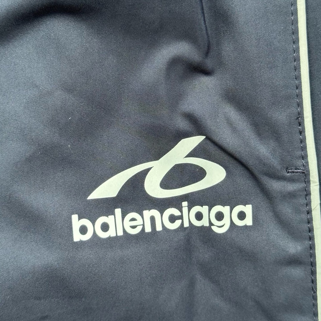 Balenciaga 568−24L - Image 10