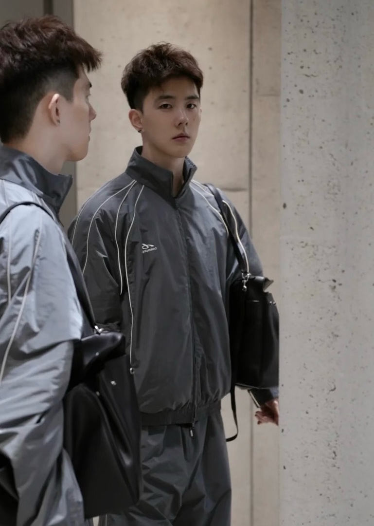 Balenciaga 567−24L - Image 3