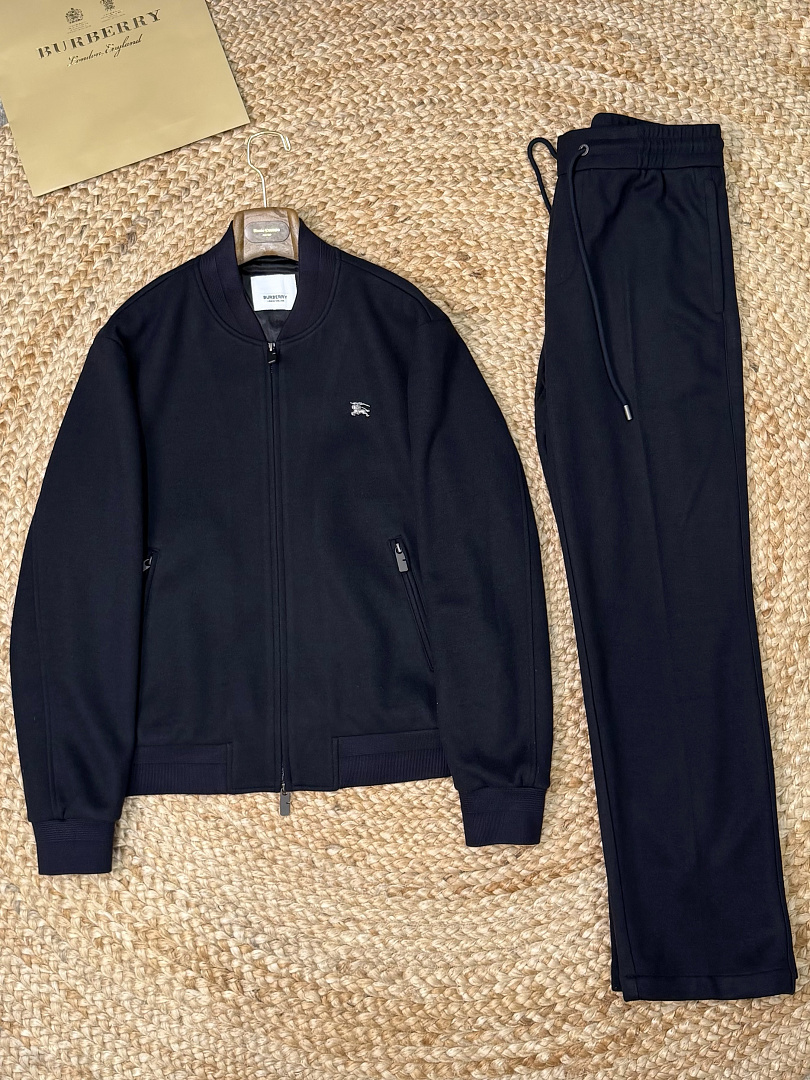 On Running Jacket Price:549 Pants 309 5191−8L