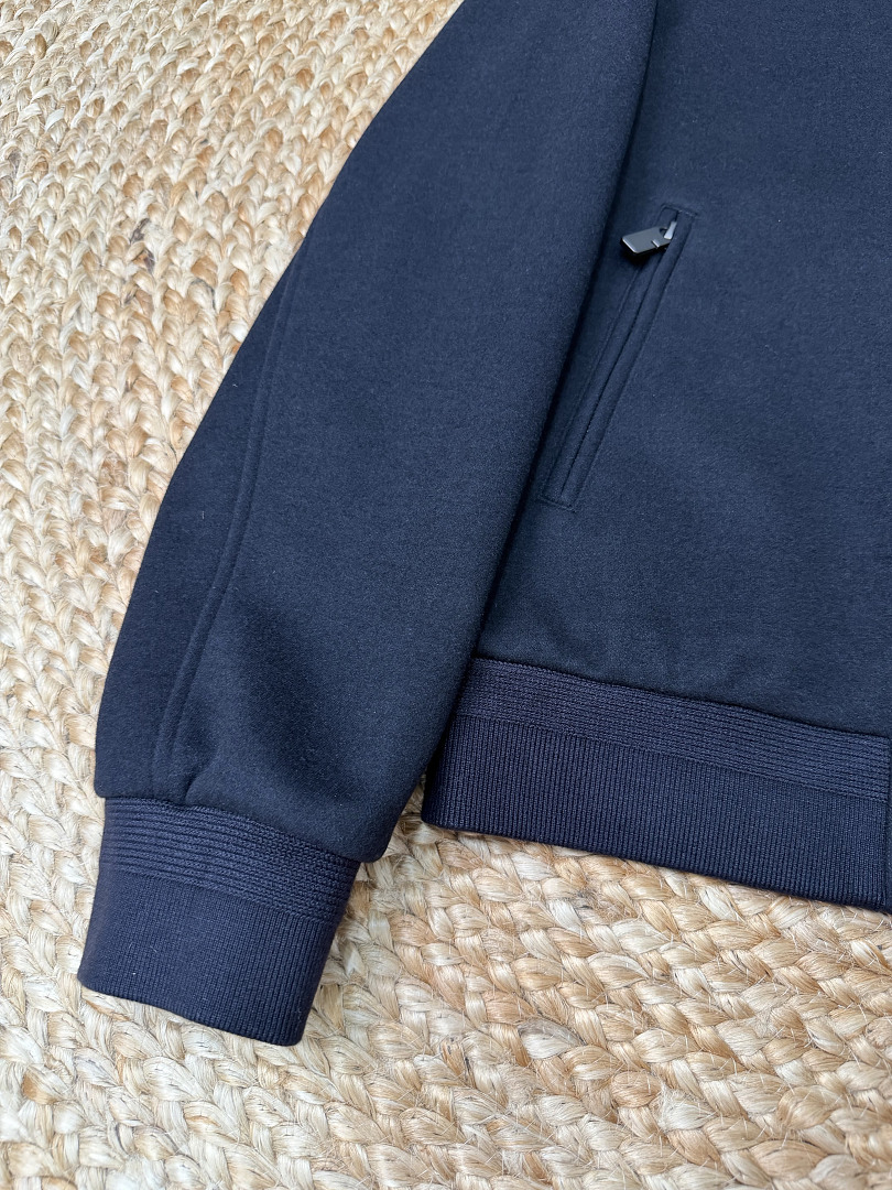 On Running Jacket Price:549 Pants 309 5191−8L - Image 13