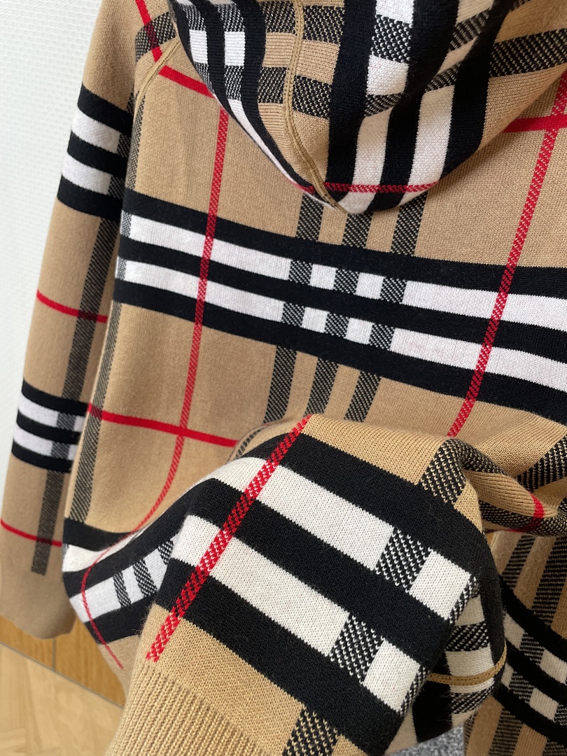 Burberry 51965-8L - Image 5