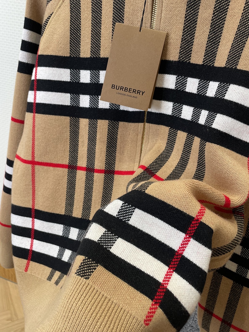 Burberry 51965-8L - Image 7