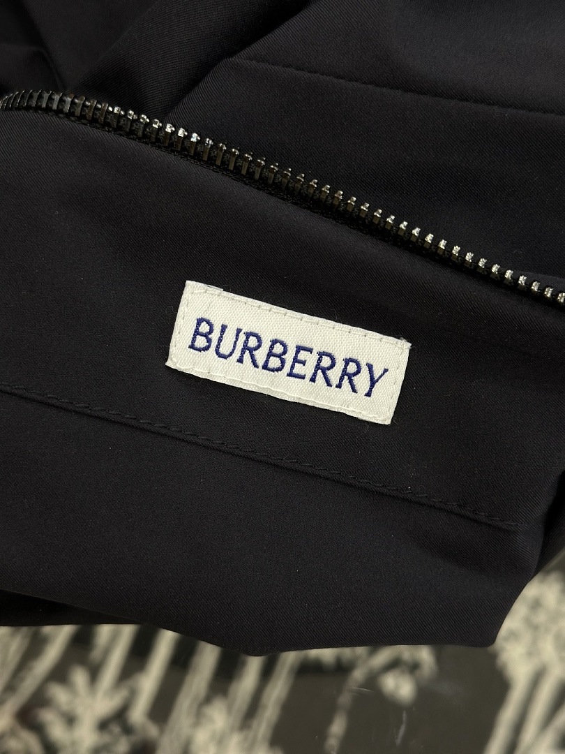 Burberry 567−8L - Image 13