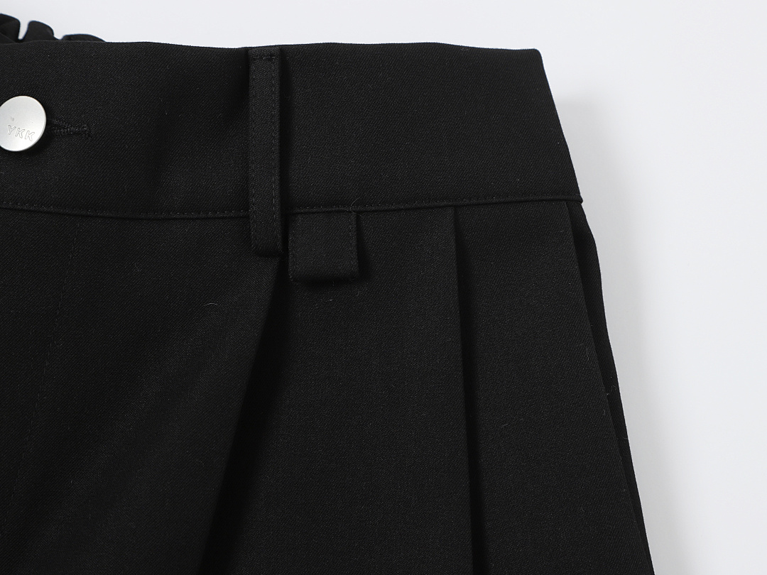 On Running 350Gsm Union Kingdom Loose Fit Pleated Shorts - Image 25